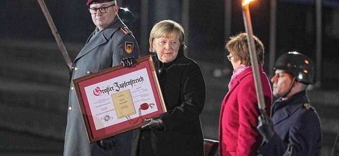 Merkel geleneksel askeri törenle uğurlandı