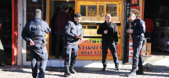Türk Filmi Gibi! Oyuncak Tabancalı Soyguncu, Gerçek Tabancalı Kuyumcu Tarafından Vuruldu