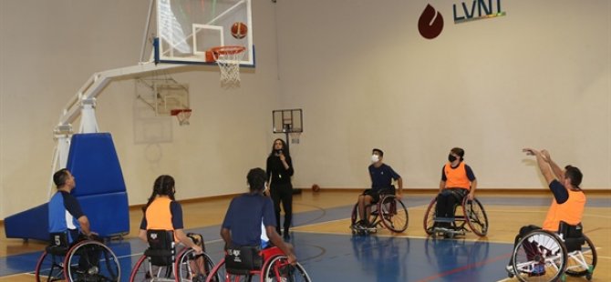 Levent College öğrencileri ile Kıbrıs Türk Ortopedik Özürlüler Derneği Basketbol Takımı basketbol oynadı