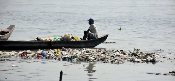 Karnaphuli Nehri’nde plastik atıklardan adacıklar oluştu