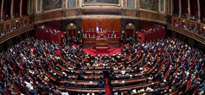 Fransa’da tartışmalı aşı kartı tasarısı senatodan geçti