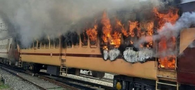 Hindistan’da Protestocular Treni Ateşe Verdi