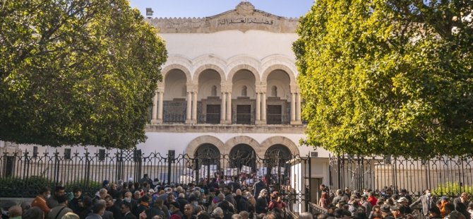 Tunus'ta Yüksek Yargı Konseyinin Feshedilmesi Kararına Tepkiler Sürüyor