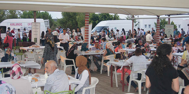 Mehmetçik Belediyesi bölge halkına iftar yemeği düzenledi