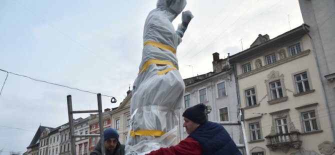 Ukrayna’da endişeli hazırlık: Halk tarihi heykelleri korumaya çalışıyor
