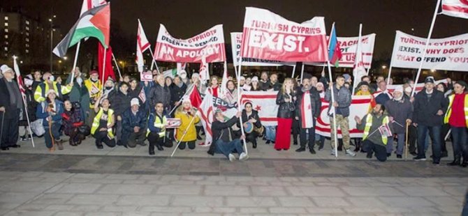 İngiltere Kıbrıs Türk Dernekleri Konseyi’nden Waltham Forest Belediyesi Önünde Protesto