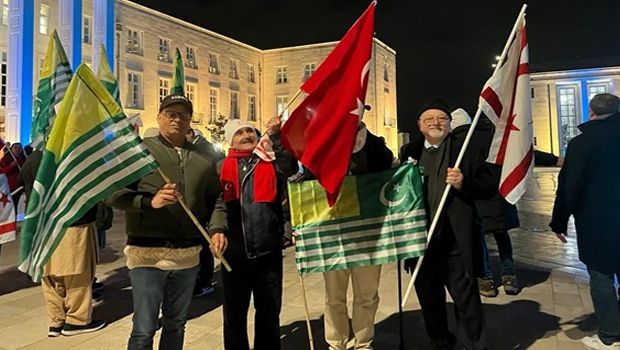 KKTC bayrağını indiren belediye 2’nci kez protesto edildi!