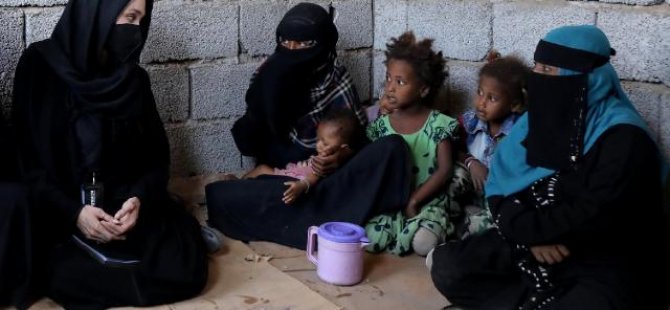 Angelina Jolie Yemen'deki bir sığınmacı kampında