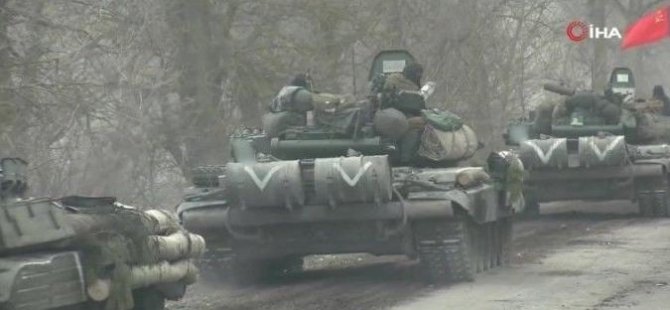 Ukrayna’da ilerleyen Rus tankı Sovyetler Birliği bayrağı astı