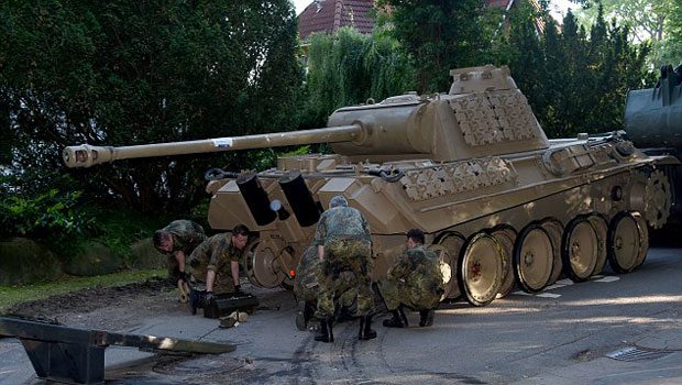 Emekli Alman'ın evinden tank çıktı