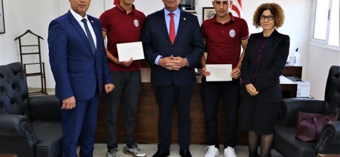 Bakan Çavuşoğlu, İskele Evkaf Türk Maarif Koleji Öğrencileri Emre Kaplan ve Enes Tekkanat’ı Kabul Etti