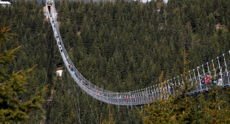 Dünyanın en uzun asma yaya köprüsünde 95 metre yükseklikte ilk adımlar atıldı
