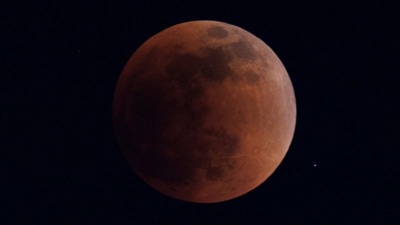 Süper Kanlı Ay Tutulması: Ay neden geçici olarak koyu kırmızı renk aldı?