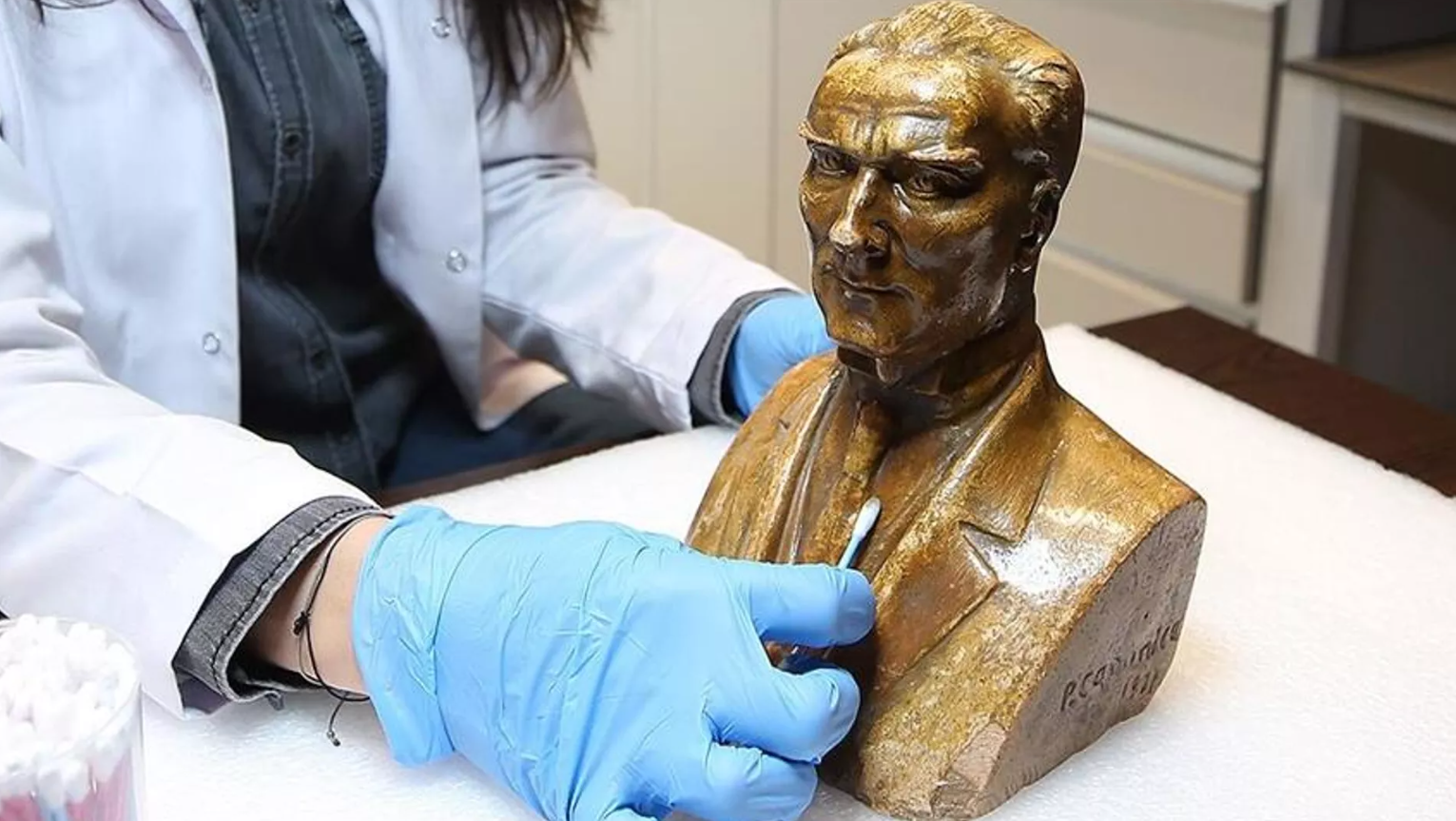 Atatürk büstünde yapılan restorasyonda İtalyan heykeltıraş Canonica'nın imzası ortaya çıktı