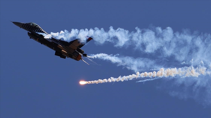 SOLOTÜRK yeni manevrasıyla F-16 sınırlarını aştı
