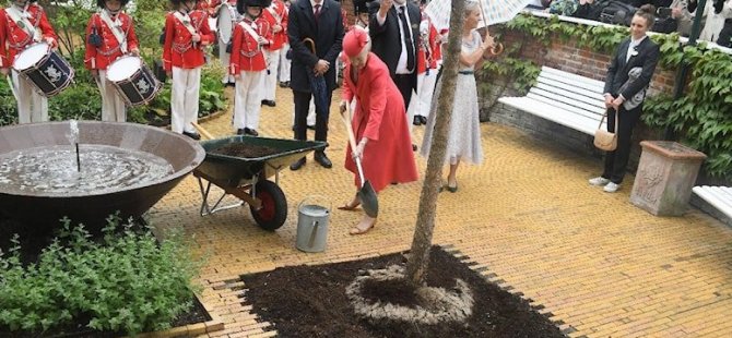 Kraliçe, tahta çıkışını ağaç dikerek kutladı