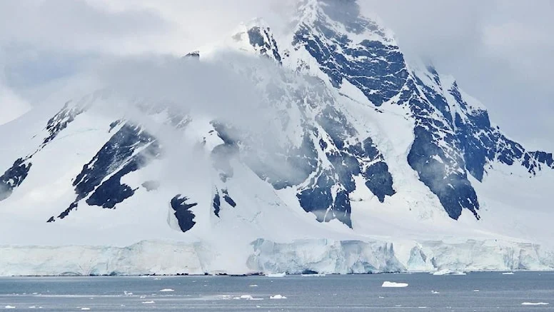 Dünyada bir ilk: Antarktika’da yağan karda mikro plastik bulundu