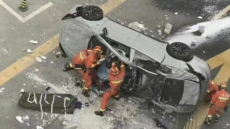 Çin'de elektrikli araç 3. kattan düştü: 2 ölü