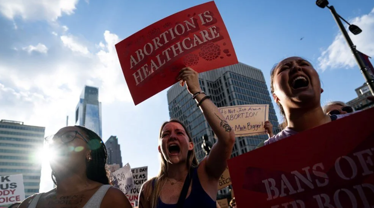 ABD'de binlerce kişi kürtaj kararına karşı sokaklara döküldü