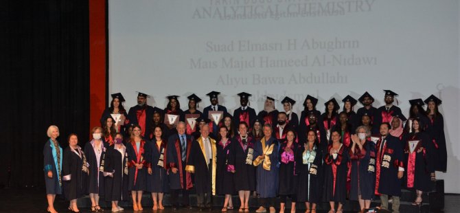 Yakın Doğu Üniversitesi Lisansüstü Eğitim Enstitüsü bahar dönemi yüksek lisans ve doktora mezunları, diplomalarını törenle aldı
