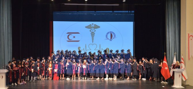 Yakın Doğu Üniversitesi Sağlık Hizmetleri Meslek Yüksekokulu mezunları, düzenlenen törenle diplomalarını aldı