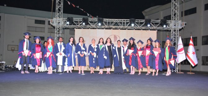 Yakın Doğu Üniversitesi Fen-Edebiyat Fakültesi mezunları diplomalarını törenle aldı