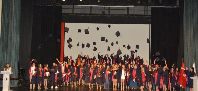 YDÜ Atatürk Eğitim Fakültesi’nden mezun olan genç öğretmenler, diplomalarını aldı
