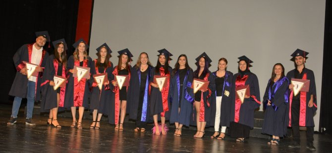 Yakın Doğu Üniversitesi Atatürk Eğitim Fakültesi’nden mezun olan genç öğretmenler, düzenlenen törenle diplomalarını aldı