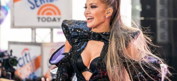 Jennifer Lopez’in 53. yaşına özel çıplak pozları nefes kesti