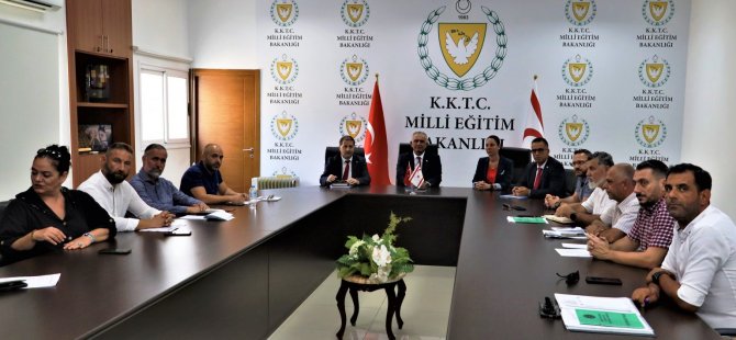 Bakan Çavuşoğlu KTÖS ve KTOEÖS yetkilileri ile biraraya geldi