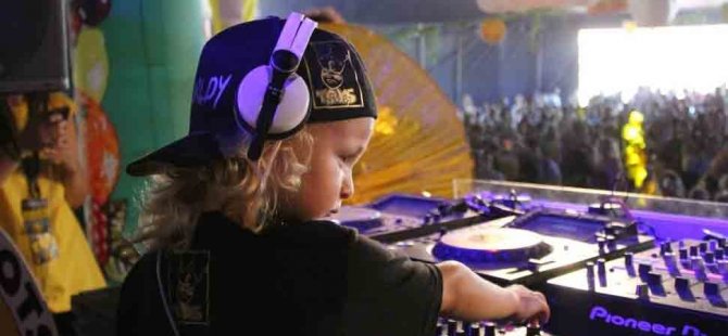 Müziğiyle binlerce kişiyi dans ettiriyor: Dünyanın en genç DJ’i 7 yaşında
