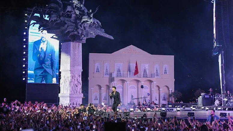 Tarkan ve Cem Yılmaz’dan İzmir konseri paylaşımları: ‘Tarihe geçmişiz’