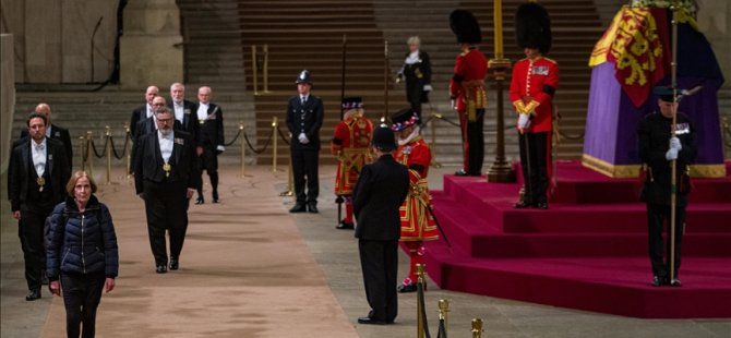 İngiltere Kraliçesi 2. Elizabeth'in tabutunu çeyrek milyondan fazla kişi ziyaret etti
