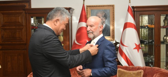 YDÜ Kurucu Rektörü Dr. Suat İrfan Günsel'e TÜRKSOY Onur Nişanı Altın Madalyası takdim edildi