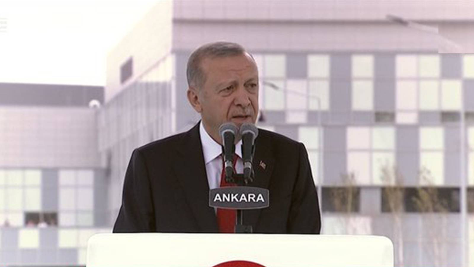 Erdoğan: Sırf daha iyi arabaya binmek, yeni telefon almak gibi süfli heveslerle başka ülkelerin kapısına varanlara acıyarak bakıyoruz