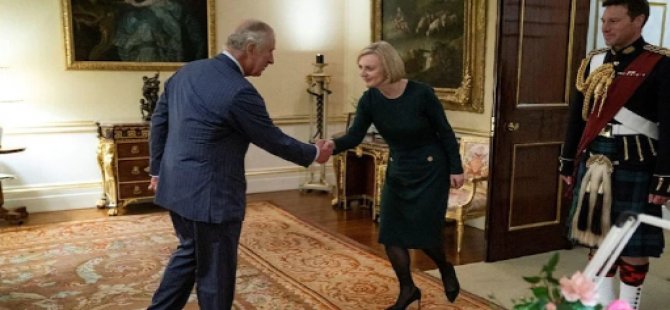 İngiltere’de Kral ile Başbakan arasında tuhaf selamlaşma: Geri mi döndün?