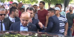 Asker cenazesinde Akdoğan'a protesto