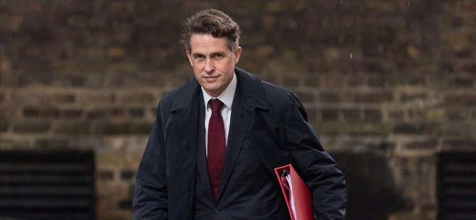 İngiltere'de Devlet Bakanı Williamson zorbalık suçlamalarının ardından istifa etti