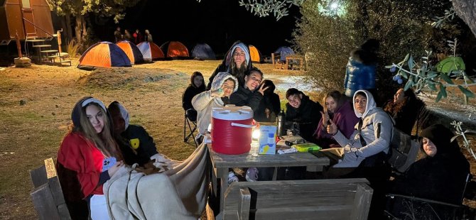 Yakın Doğu Koleji 12’inci sınıf öğrencileri düzenlenen kamp etkinliği ile doğayla iç içe 24 saat geçirdi
