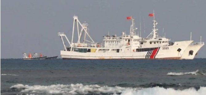 Denizde inanılmaz olay: Çin askerleri, Dünya’ya düşen roket parçasını Filipinler’den zorla aldı
