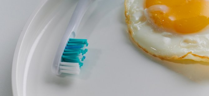 Dişlerinizi kahvaltıdan önce mi sonra mı fırçalamak daha iyi?