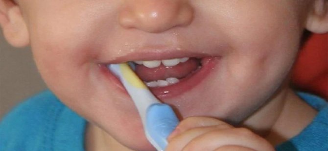 Düzgün kalıcı dişlerin sırrı iyi bakılan süt dişleri