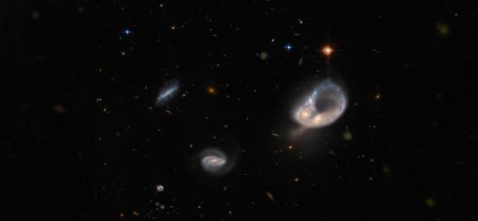 Hubble Uzay Teleskobu sıra dışı galaksi birleşimini yakaladı