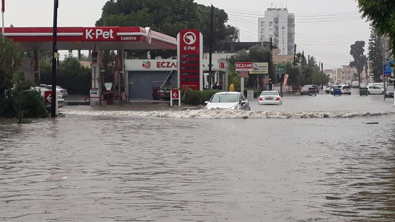 Mağusa’da aşırı yağışlar nedeniyle bazı sokaklarda yolda çökmeler meydana geldi