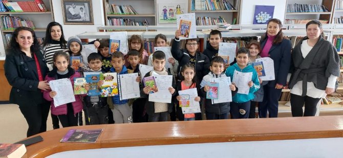 Karnesi ile Kütüphaneye Giden İlk ve Ortaokul Çocukları Hediye Kitaplarını Aldı