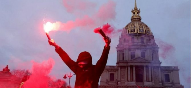 Fransa’yı ayağı kaldıran emeklilik reformunda hükümetten kısmi geri adım