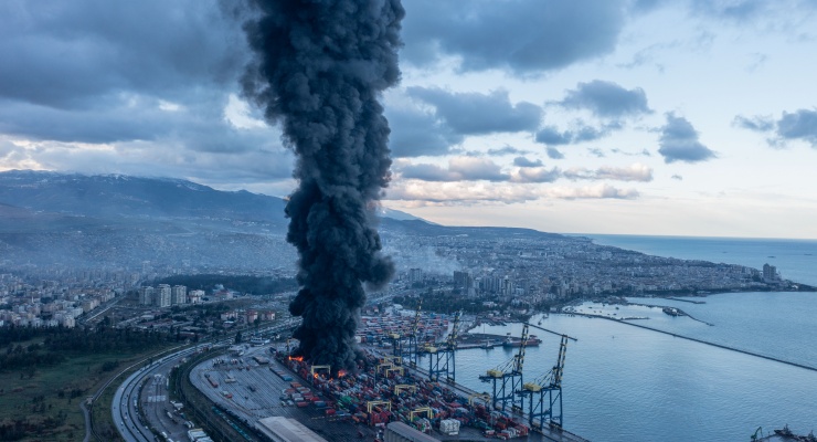 İskenderun Limanı 17 saattir yanıyor