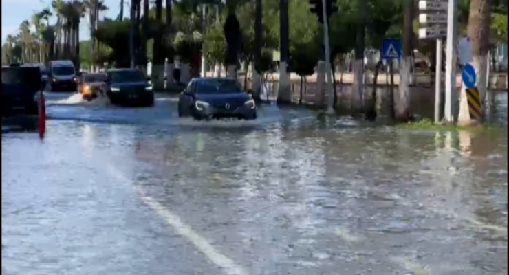 İskenderun’da deniz seviyesi yükselince bazı caddeler su altında kaldı