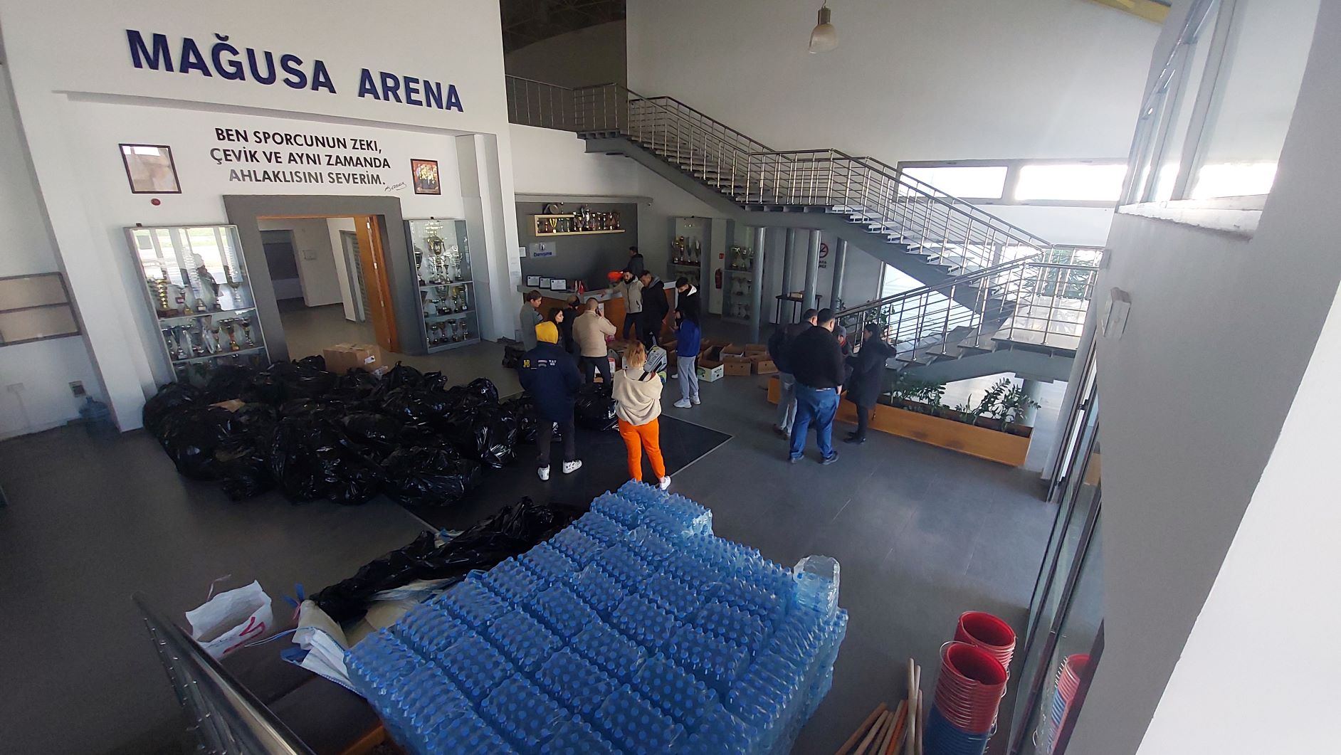 Gazimağusa Belediyesi, Mağusa Arena'da afetzedeler için yardım malzemesi topluyor.