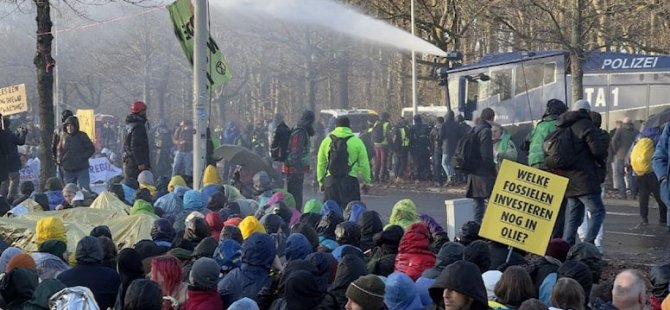 Hollanda karıştı: Çevrecilerin eylemine polis müdahale etti